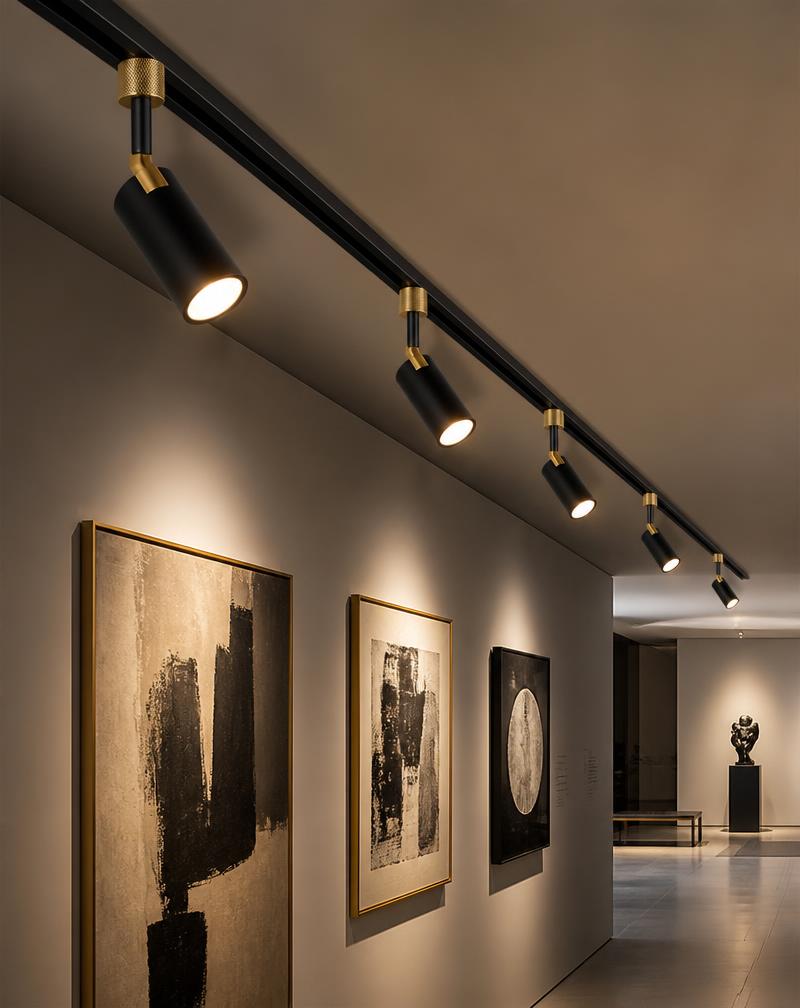 Architecturale projectverlichting met strakke spots in een representatieve kantooromgeving